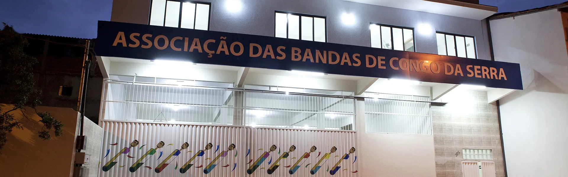Fachada iluminada da sede da Associação das Bandas de Congo da Serra